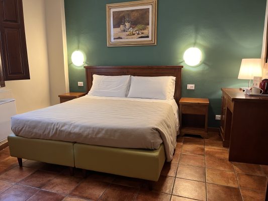 Camera matrimoniale Hotel Nizza 3 stelle centrale Double room 3 stars in city center Camera matrimoniale Hotel Nizza 3 stelle centrale Double room 3 stars in city center